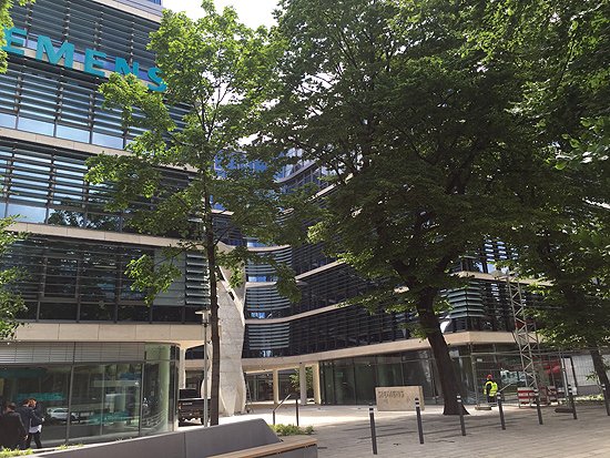 Die Skulptur „The Wings“ des amerikanischen Architekten Daniel Libeskind steht am neuen Hauptzugang am Altstadtring mit eigens angelegter Vorfahrt, zugleich auch die neue Adresse für die Konzernzentrale: Werner-von-Siemens-Straße 1. Zugleich wurde auch der Bürgersteigbereich Am Altstadtring, der der Stadt gehört, mit finanzieller Unterstützung von Siemens gestalterisch aufgewertet. Die öffentliche Grünfläche in enger Abstimmung mit der Stadt München mit einem Natursteinbelag, neuen Einfassungs- und Bankelementen gestaltet. Dabei blieben nicht nur die vorhanden Bäume erhalten: Die Fläche wurde mit fünf weiteren Bäumen und einer attraktiven Unterpflanzung ergänzt.", erklärt der General Manager für die Konzernzentrale, Thomas Braun.  (©Foto: Martin Schmitz)